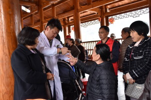 怀化市政府办联合湖南医药学院总医院赴溆浦开展义诊活动