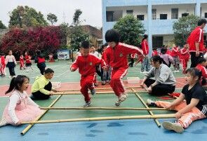 江华：县直属机关幼儿园开展竹竿舞特色活动