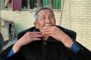 “这些就是日军侵华的铁证”——“00后”留学生捐赠日军作战地图，湘西会战亲历老兵含泪指认