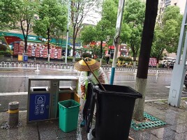 怀化：风雨坚守护洁净 环卫工人显担当