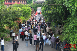 厂区变景区 花香伴酱香——临湘十三村生态工厂出圈背后的发展密码​