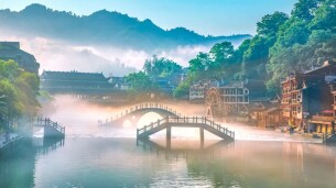 旅拍是前场，乡土是后场：凤凰“五一”的双线叙事