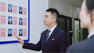 把承诺写在墙上的“90后”行长——记全国五一劳动奖章获得者方石奎