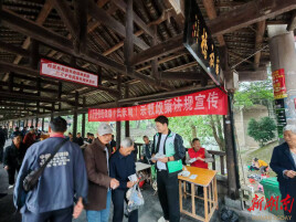 辰溪县黄溪口镇借力“赶大集”开展宗教政策法规宣传活动