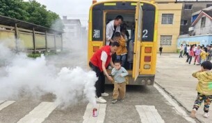 40秒17名学生安全疏散！临澧烽火乡这场校车演练实操感拉满