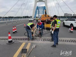 莲城大桥伸缩缝钢板脱落 市桥梁维护管理处高效处置
