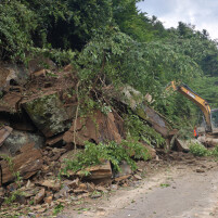 溆浦县公路建设养护中心：紧急抢险清滑坡 全力保障公路畅通