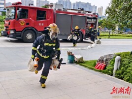 “六熟悉”实战演练进小区，筑牢居民“防火墙”