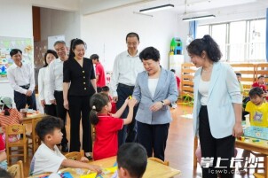 吴桂英陈博彰“六一”前夕看望少年儿童