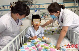 被车窗卡住脖子5分钟，男童引发呼吸骤停险丧命