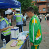 “六一”课堂玩什么？快来跟着交警一起学交通安全知识