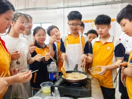 灶台变讲台，长沙高校学子携湘菜技艺走进小学劳育课堂