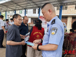 赶集日摆摊普法，攸县桃水司法所让民法典书写在田间地头