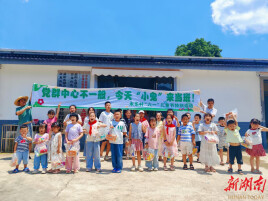 今天，赫山区永乐村“小鬼当班”：摘菜、摸螺、土灶做饭……
