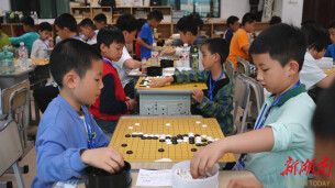方寸棋盘显智慧 少年对弈展风采怀化市春季少儿围棋段级赛精彩开赛