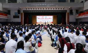 琅琅书声满苏仙，少年诵读赴韶华