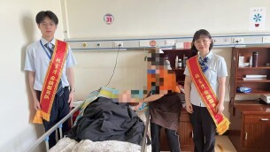 上门服务暖百岁老人 金融反诈护晚年安康——建行张富清金融服务队走进医院办实事
