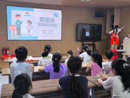 把防溺水课堂“搬”进游泳馆，这堂“生命必修课”干货满满