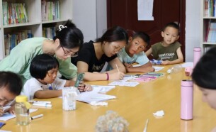 长理学子用非遗扎染为湘西孩子点亮多彩暑假