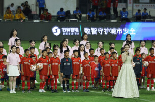2026湘超│揭幕战诞生暖心名场面！石门五小携手湖南幼超队员共同开球