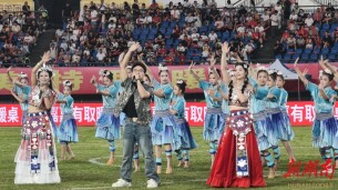 《想念的风吹到了这里》唱响湘超娄底主场