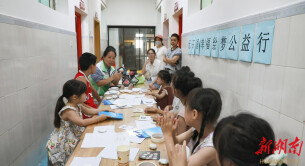 辰溪锦滨镇社区：童心绘石传大爱 公益美育暖人心