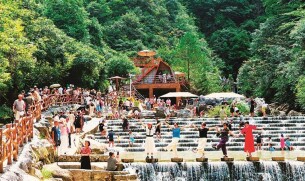 龙溪村民吃上“生态饭”！7月以来，日均接待游客超3000人次