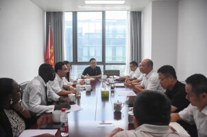 湖南大学非洲研究院来岳阳临港高新区考察座谈
