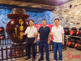 象群与麋鹿的遥望