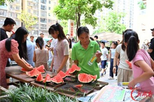 长沙托溪社区:西瓜+冰水 为户外劳动者送上酷夏清凉