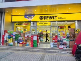 芙蓉国评论丨县城街角的“零食很忙”，为何能卖出近450亿元？
