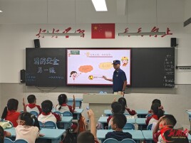 安全是最好的开学礼，消防员走进校园送“护身符”