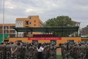 迷彩砺青春 军训启新程——麻阳职中2026级新生军训顺利开营