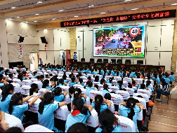 “开学第一课” 交警蜀黍送来“安全大礼包”