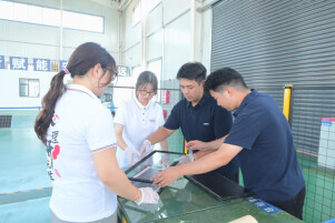 车间里的“火热”课堂：长理学子暑期“上手”金属空气电池关键工序