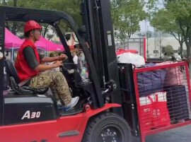 叉车搬行李迎新第六年！三一职院学子接力传递校园温暖