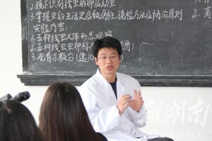 永州职院《轮椅上的老师》入围教育部“感人瞬间”短视频百强名单