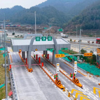 高速路游客可驶入服务区“赶场”@湖南日报要闻