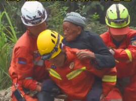 长沙消防救援机动支队驰援桂东县 背近百岁老人紧急转移