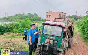湘潭雨湖区一车辆违规运建筑垃圾暴力抗法 当事人被依法行政拘留