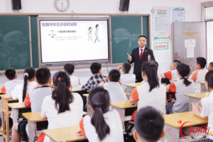 法治副校长进校园 君山区多部门联动上好秋季“法治开学第一课”
