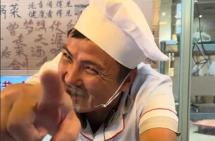 合肥一炒饭摊主长相酷似演员沈腾，摊位多处标注“徐福炒饭”“龙餐厅”等字样，律师：存在侵权风险