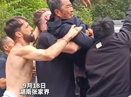 语言不同，救人不约而同！张家界车祸现场，中外游客联手救人