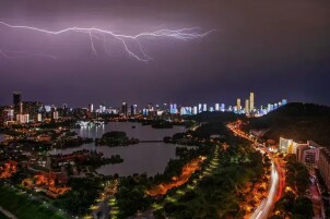 烟火寻常处：几帧街巷，几盏灯火