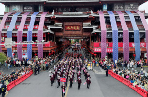 各族群众大巡游 载歌载舞欢庆国庆
