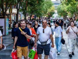 人均带三个空箱来中国