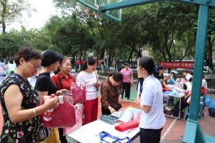 依法信访护权益 理想维权守秩序——建行长沙河西支行开展信访普法进社区宣传活动