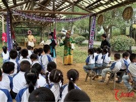凉棚传雅韵 非遗润童心 羊楼司镇嗡琴戏课堂走进瑶乡山寨