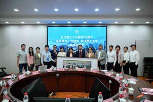 校地同心庆七秩 张家界市向长沙理工大学赠送土家织锦