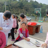 溆浦县油洋乡：重阳义诊送健康 便民服务暖人心